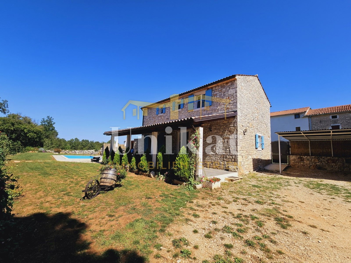 Tenuta con casa in pietra ristrutturata, giardino e piscina